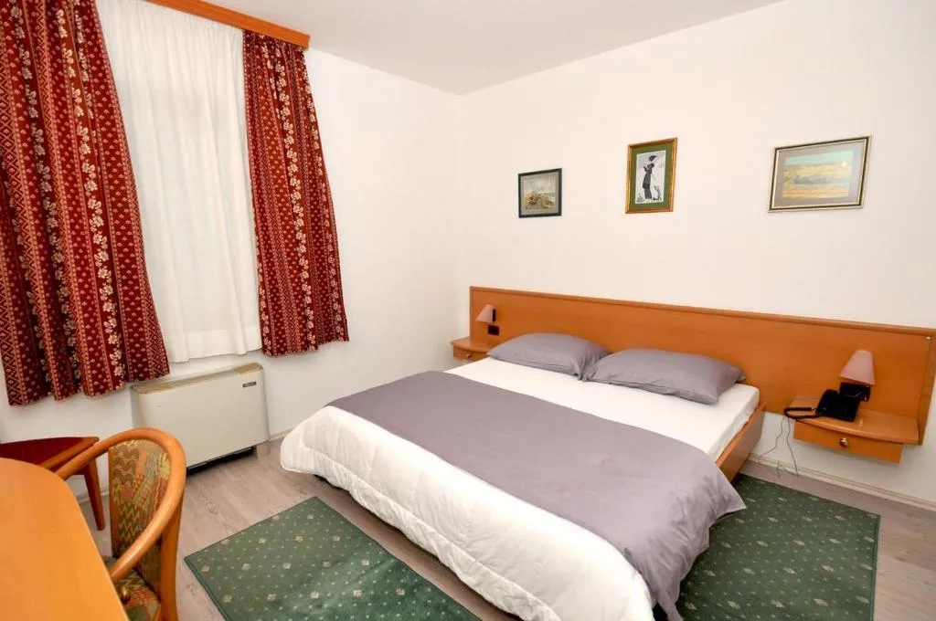 Rooms by the sea Trogir - 15155, Trogir, Croaţia