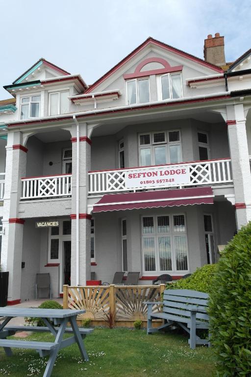Sefton Lodge SEAFRONT ,PANORAMIC SEA VIEW ENSUITE BALCONY ROOMS AVAILABLE, GUEST GARDEN