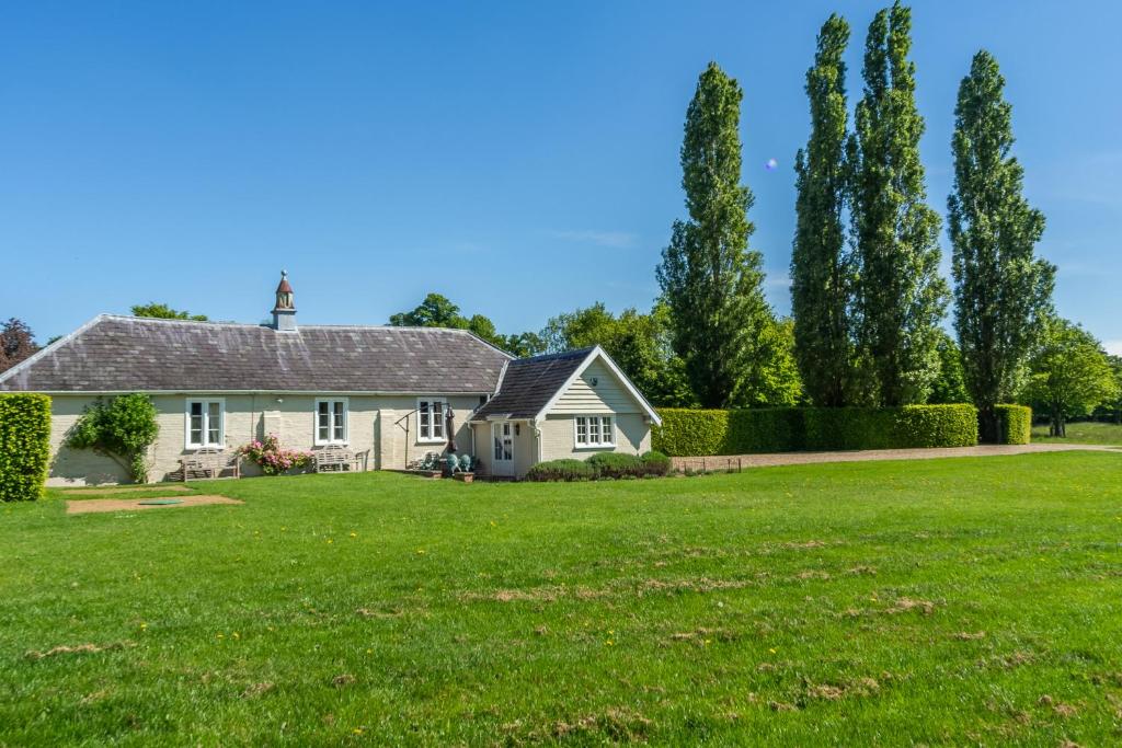 Quaint cottage in the middle of a large beautiful private park - Barhams Cartlodge