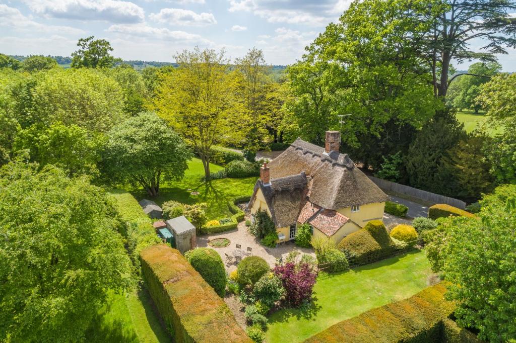 Enchanting 16th century thatched cottage in large private park - The Gildhall