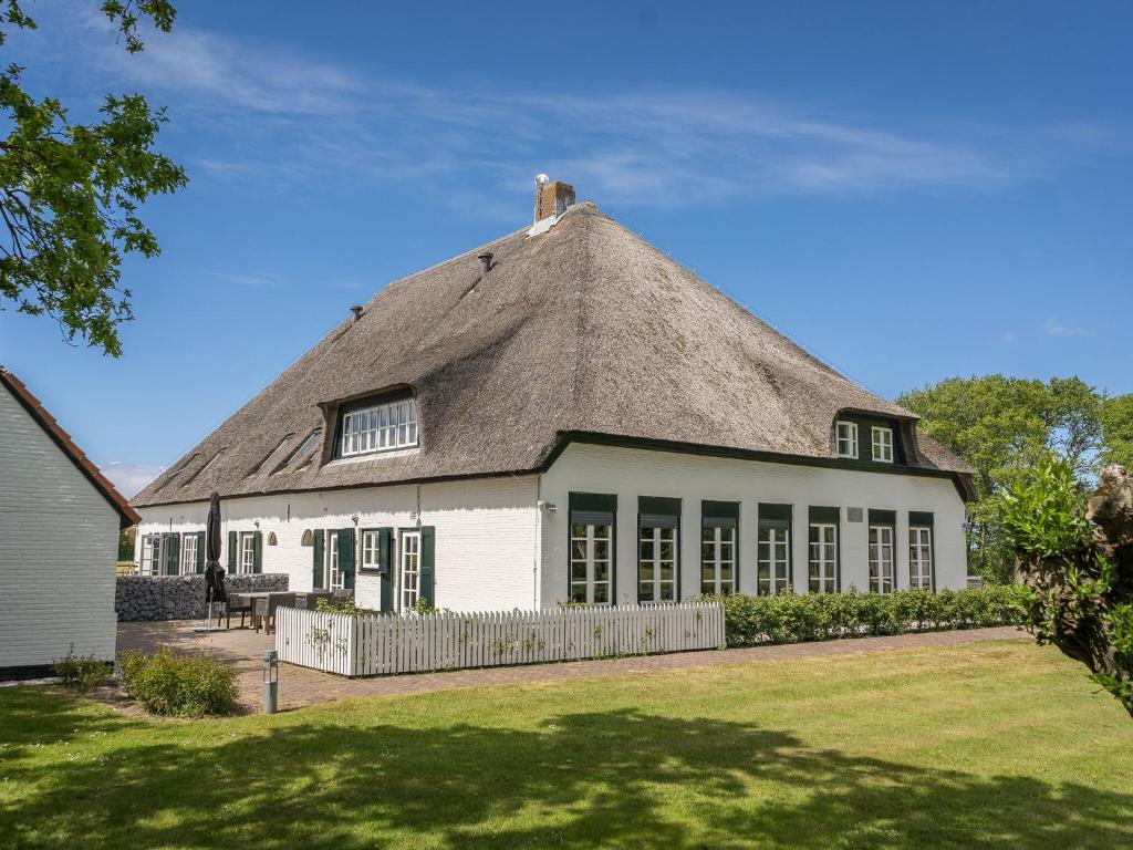 Quaint Farmhouse in De Cocksdorp near Beach