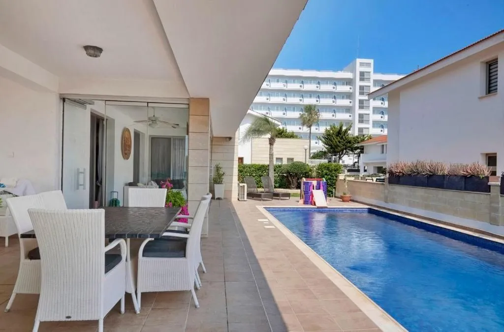 Вилла на побережье с видом на море, Larnaca, Cyprus