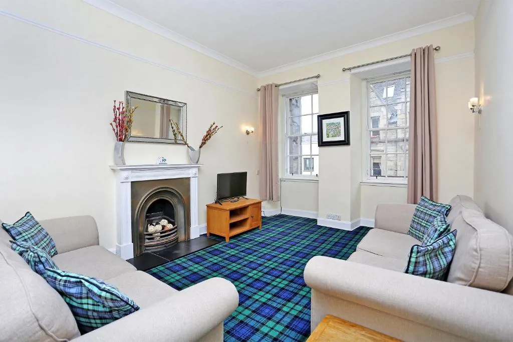 Historic 2 bed (sleeps 4) on Royal Mile, Edinburgh, United Kingdom