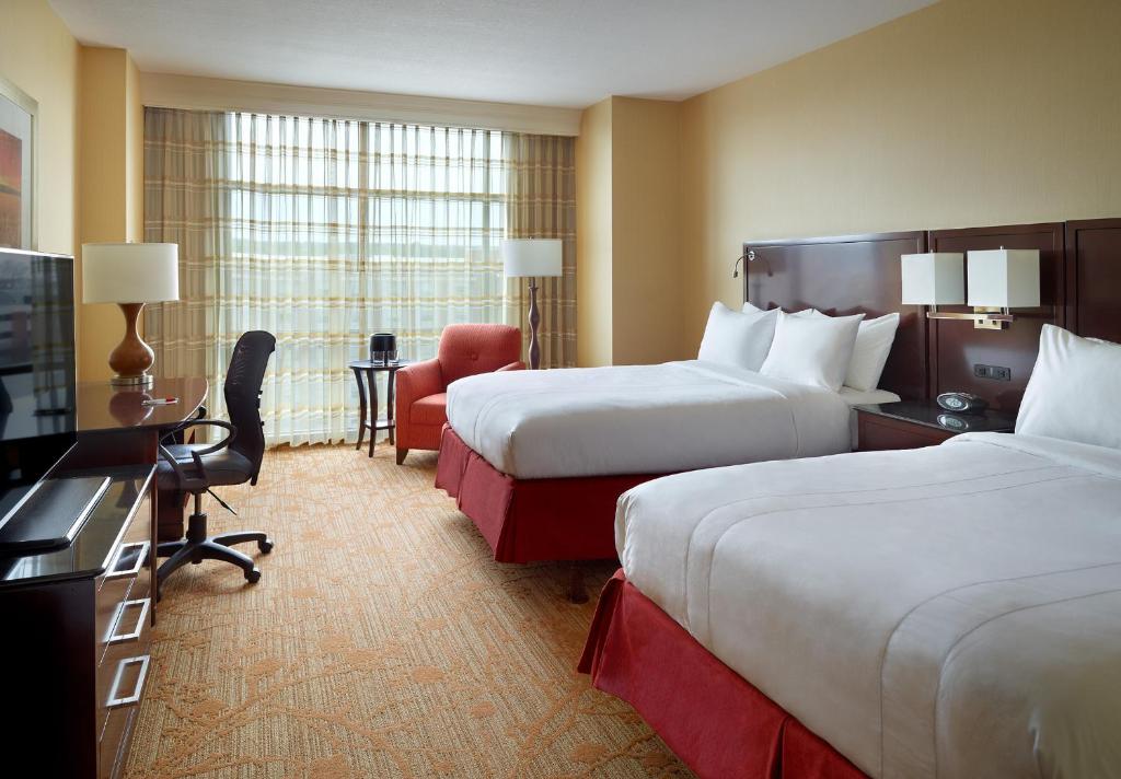 Bloomington Marriott Normal Hotel & Conference Center හි කාමරයක්.