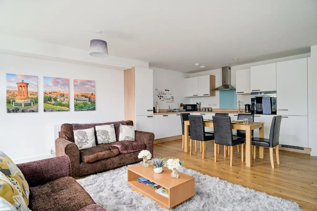 Roomy, Comfortable Apartment near Main Attractions, Edinburgh, United Kingdom