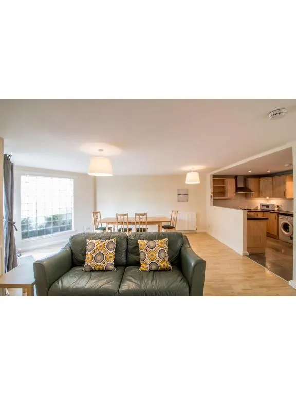 Immaculate 2 Bed House, Sleeps 6, Free Parking, Edinburgh, Marea Britanie