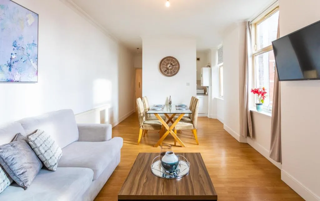 Explore Glasgow City from a Bright Architects Home, Glasgow, Marea Britanie