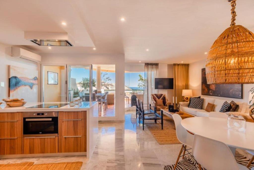 Una cocina o zona de cocina en 4 bedroom luxury duplex s sea views by Puerto Banus