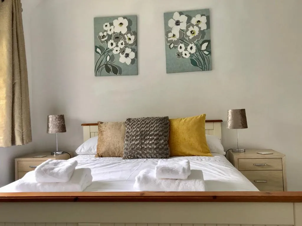 The Woodfarm Lodge - 3 Bedroom House with free Parking, College Corner, United Kingdom