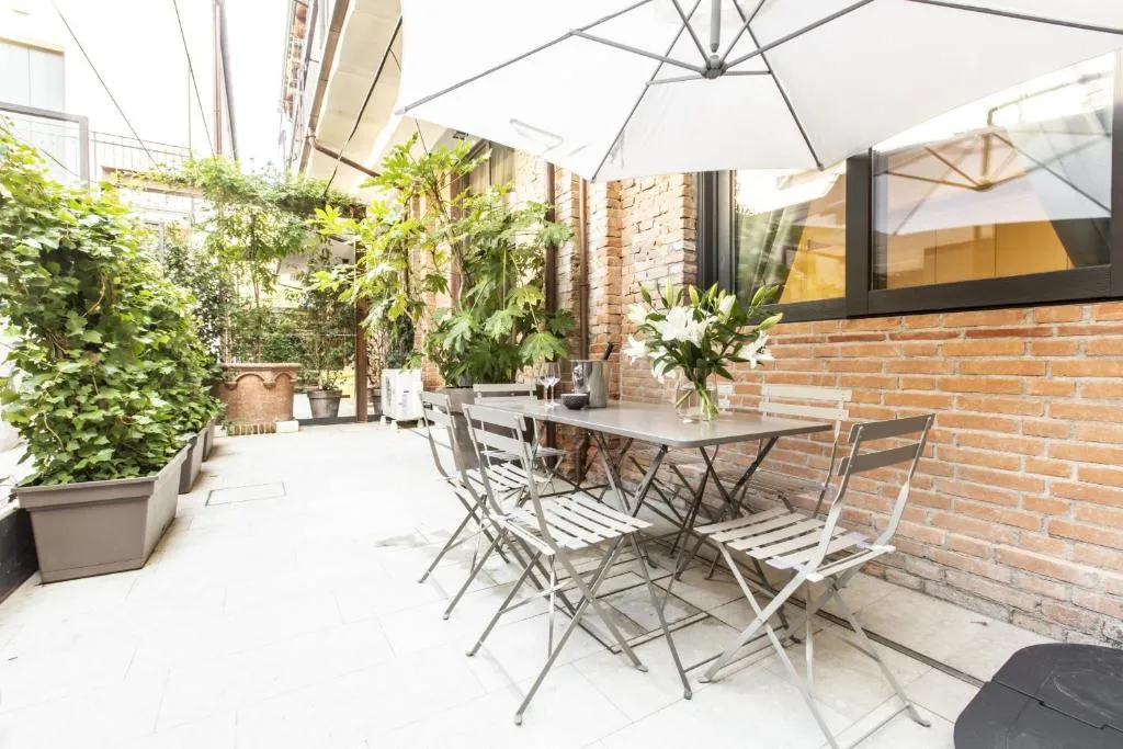 Elegant Fornasa Vecia, canal view with a beautiful garden R&R, Venice, Italy