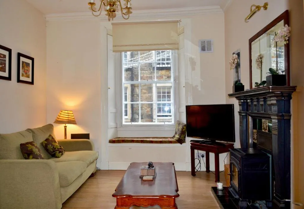 Comfortable 2 Bedroom Apartment On Historic Rose Street, Edinburgh, United Kingdom