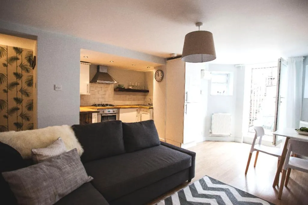 Cool garden apartment in fashionable West Didsbury, Manchester, Marea Britanie