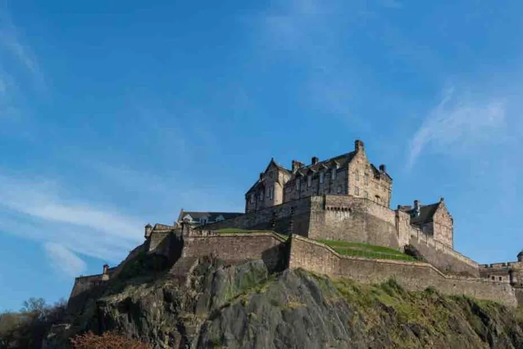 CENTRAL LOTHIAN ROAD APARTMENT SLEEPS UPTO 16, Edinburgh, United Kingdom