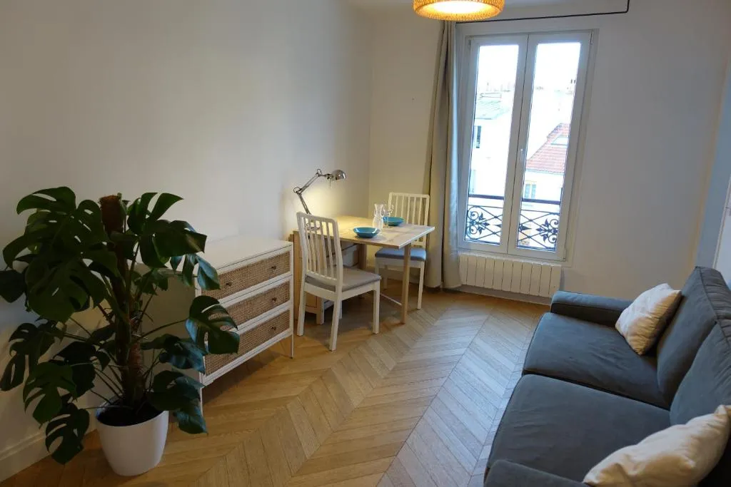 Sunny and quiet apartment, Paris, Franţa