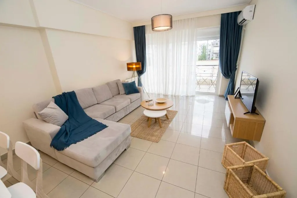 Bonni Greece -Athens shelter close to Acropolis, Atena, Grecia