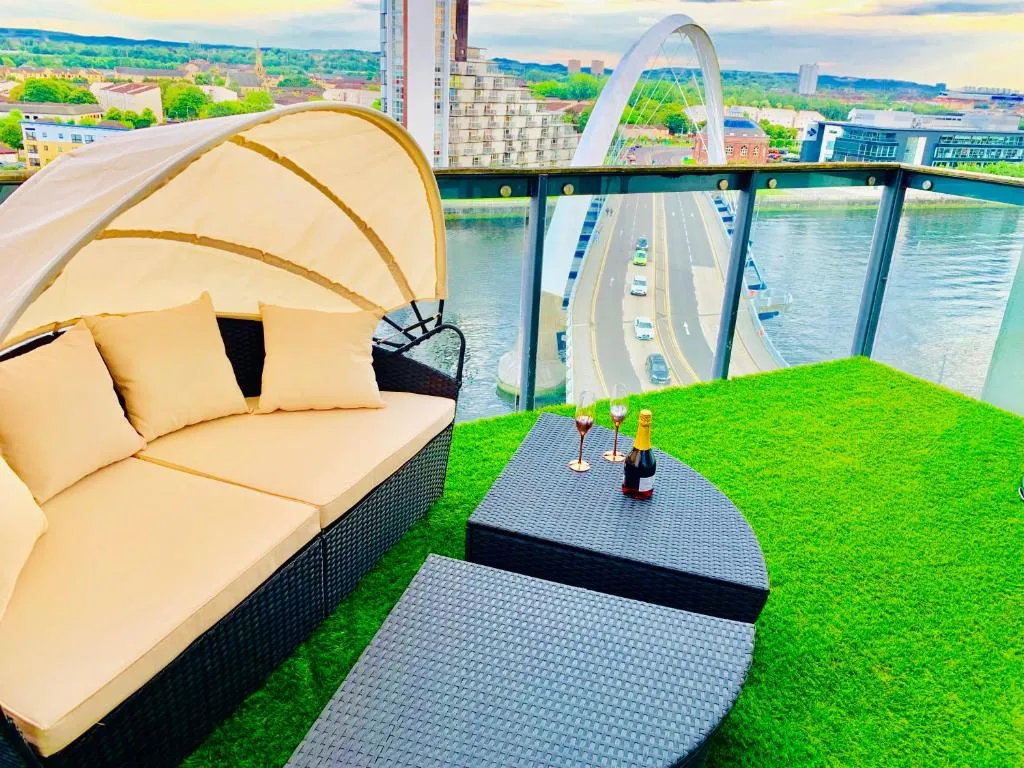 Glasgow City Centre - The PENTHOUSE with RiverViews - (Duplex, 3 Bedrooms, 3 Bathrooms, 2 Living rooms/Kitchen, Private SKY Terrace, 2 Parkings, Top Floor, Huge - 2100 sq ft, SECC HYDRO), Glasgow, Marea Britanie