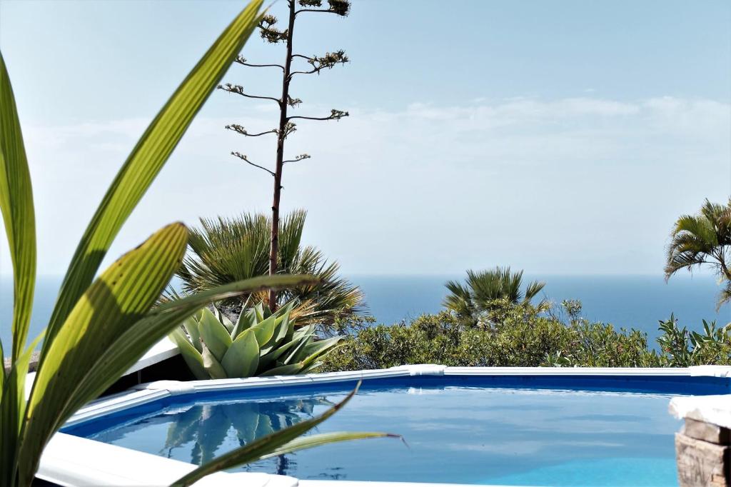 Zen Republic, private outdoor jacuzzi & pool with stunning ocean views 1
