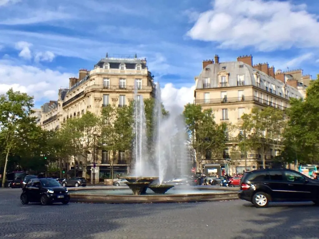 Studio rénové proche Champs-Elysées et Tour Eiffel, Paris, France