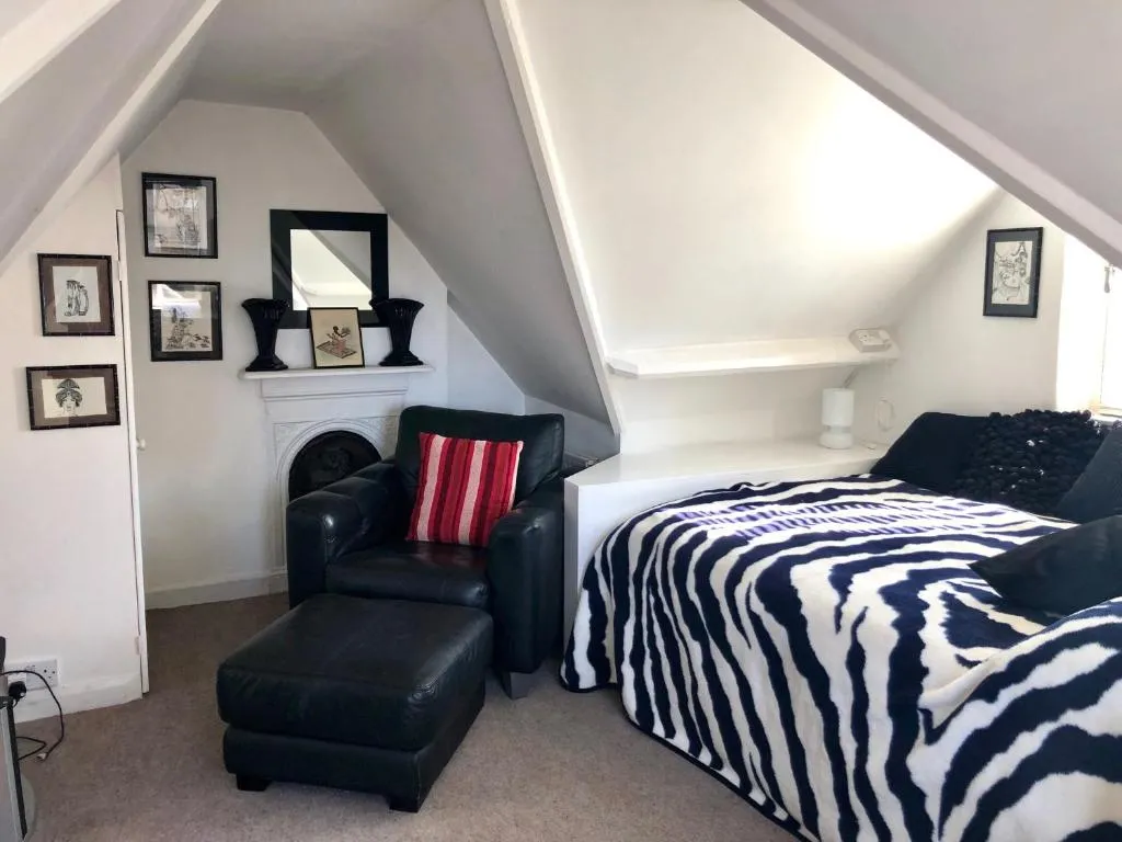 Skylight Loft - Unique flat in Gothic Victorian Villa, Bath, Marea Britanie