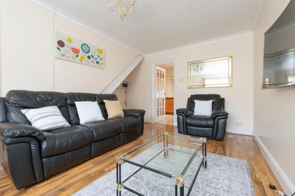 Fortified Three Bedroom Home, Londra, Marea Britanie