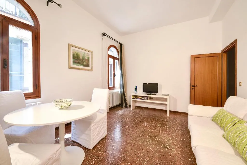 Lo 559: Lovely flat lulled by the Rialto's hearth, Venice, Italy