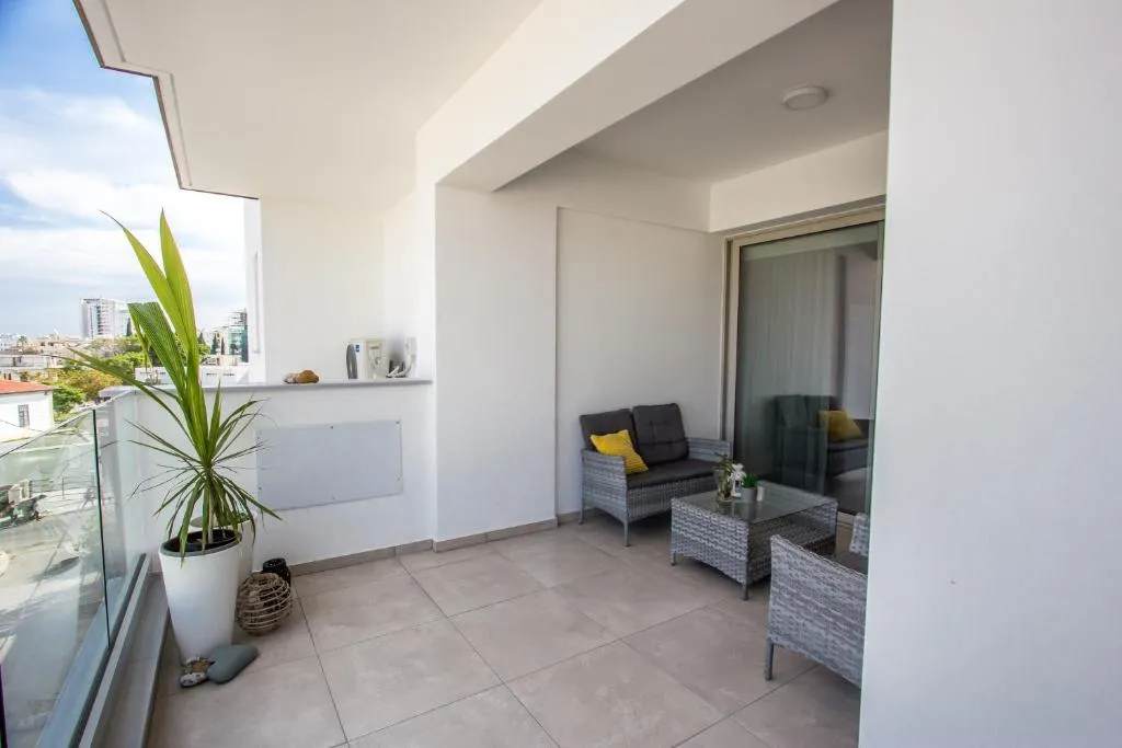 ''The Yellow Suite'' Amazing 2B Near Finikoudes Beach, Larnaca, Cyprus