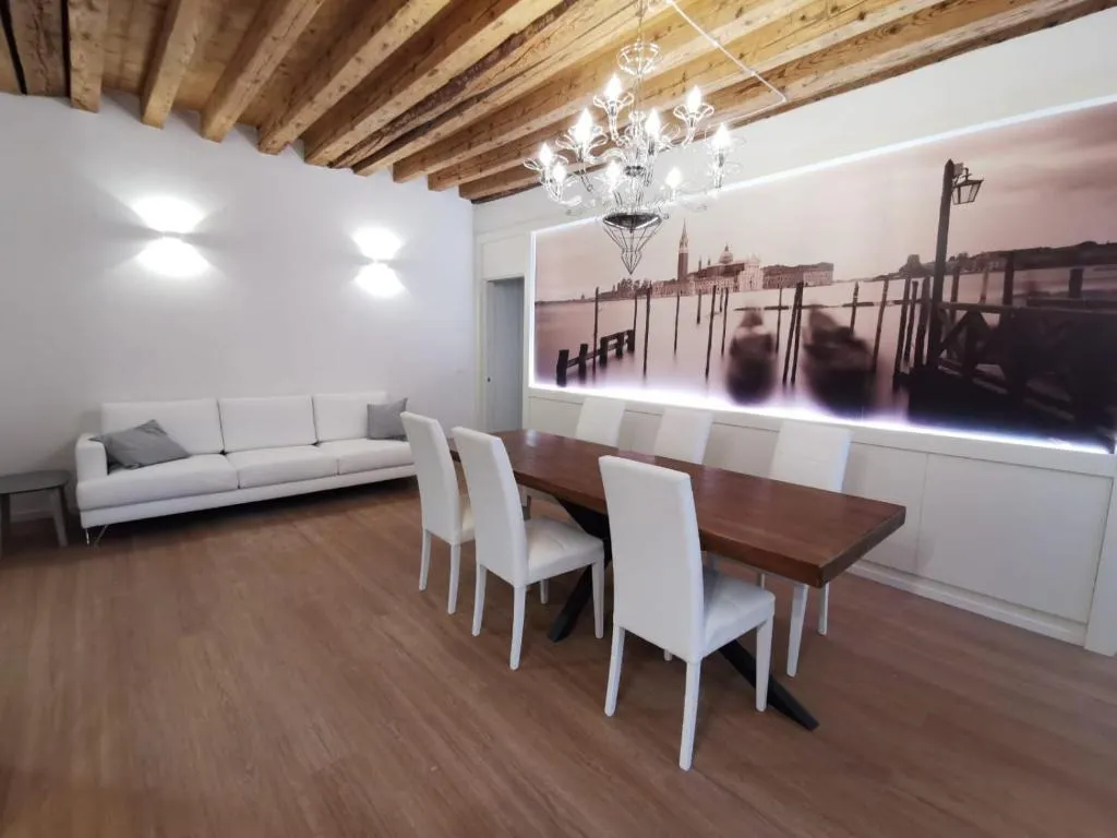 Deluxe 3 Bedrooom Flat in Rialto, Venice, Italy