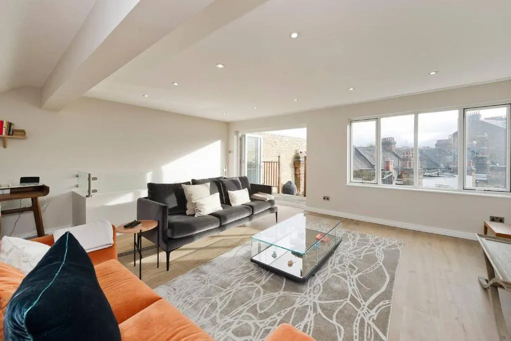 Large 1-Bed w/ Roof Terrace near Battersea Park, Londra, Marea Britanie