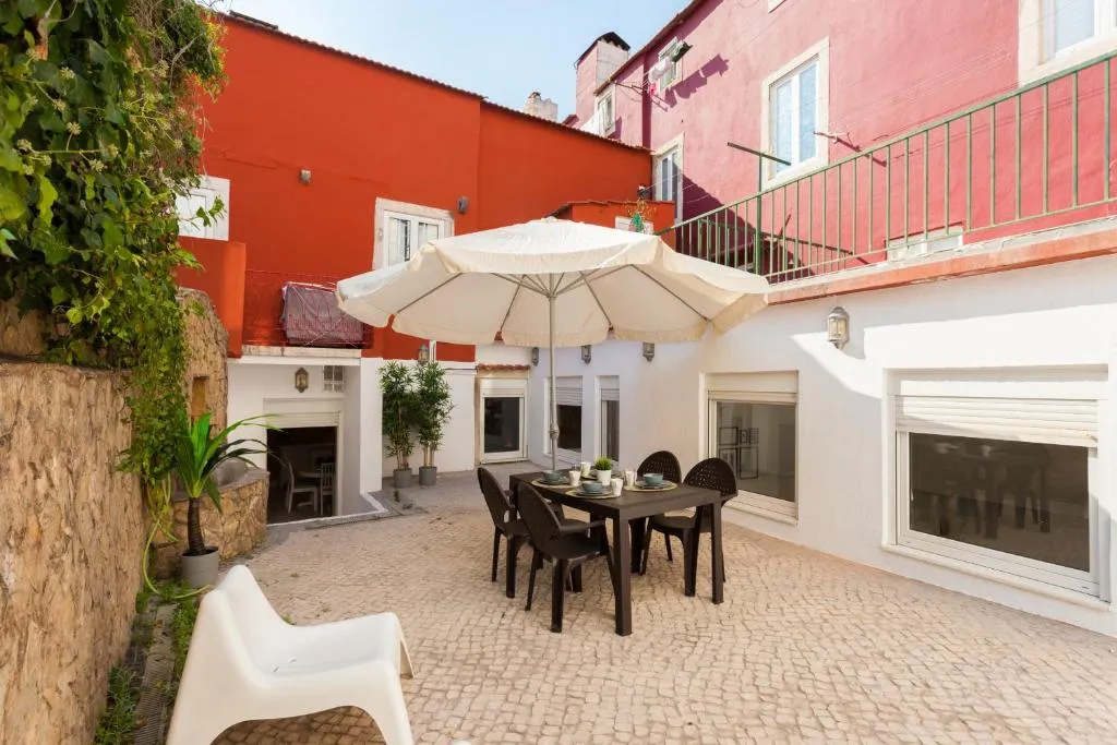 Feels Like Home Madragoa Stylish Place with Terrace, Amadora, Portugal