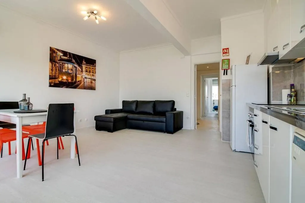 Modern 2Bed Apt with views, 5 mins to Metro, Amadora, Portugal