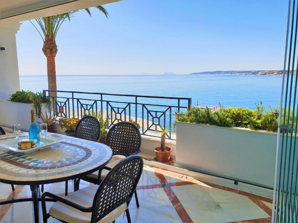 LUXURY APARTMENT FRONTAL TO THE SEA IN ESTEPONA DONCELLA BEACH