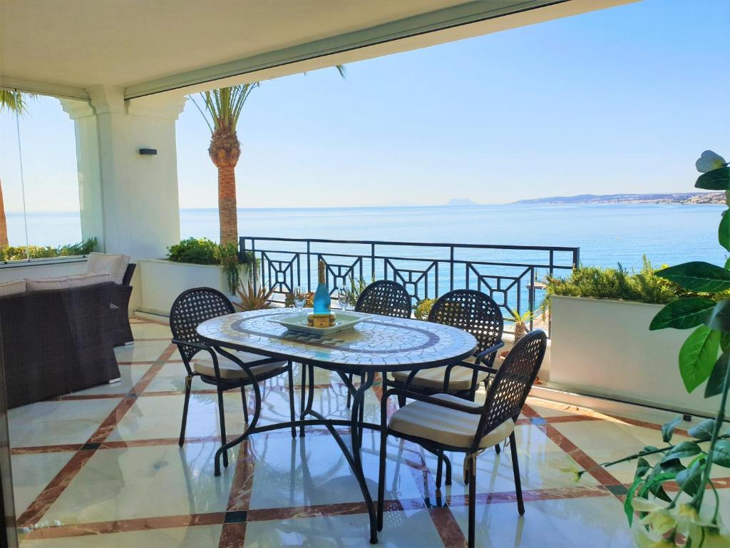 LUXURY APARTMENT FRONTAL TO THE SEA IN ESTEPONA DONCELLA BEACH