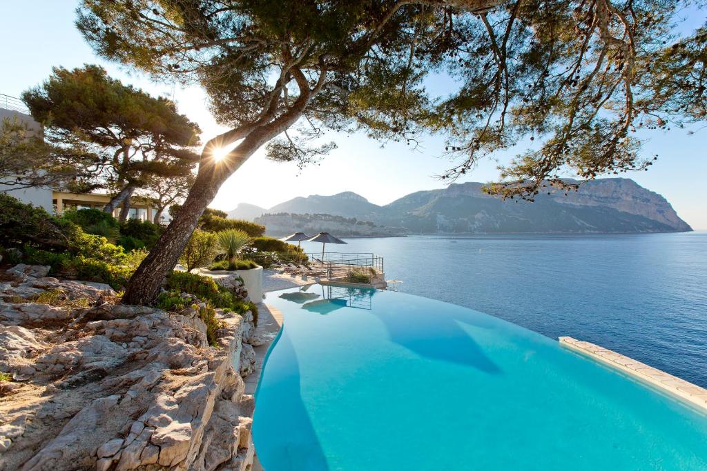 Pool of a popular French Riviera honeymoon hotel
