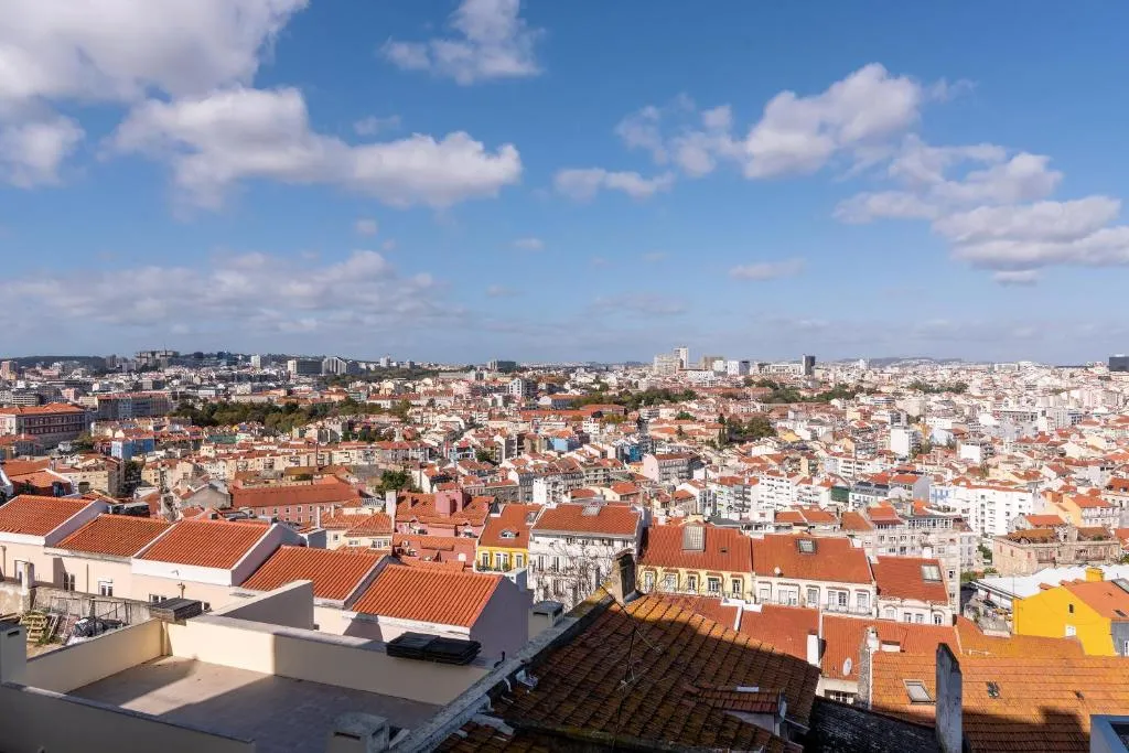 Bright Flat for 6 in Central Graça by GuestReady, Amadora, Portugal
