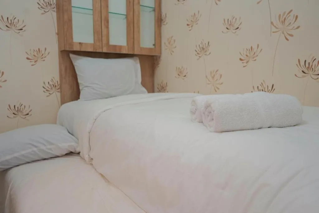 Best Furnished 2BR Mall Access at Green Pramuka Apartment By Travelio, Jakarta, Indonezia