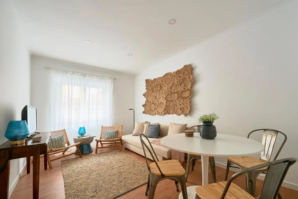 Belém Light Filled Apt with Patio With Free Pick-Up By TimeCooler, Amadora, Portugal