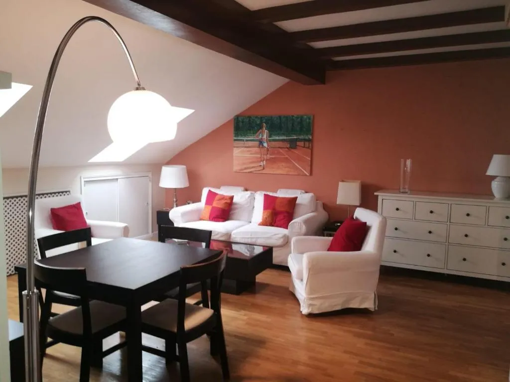 COQUETA BUHARDILLA 1 HAB, WiFi AirCon, Madrid, Spania