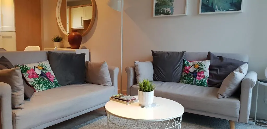 Quiet, Modern 2 bed 2 bath apartment with free parking and lift in Leith, Edinburgh, United Kingdom