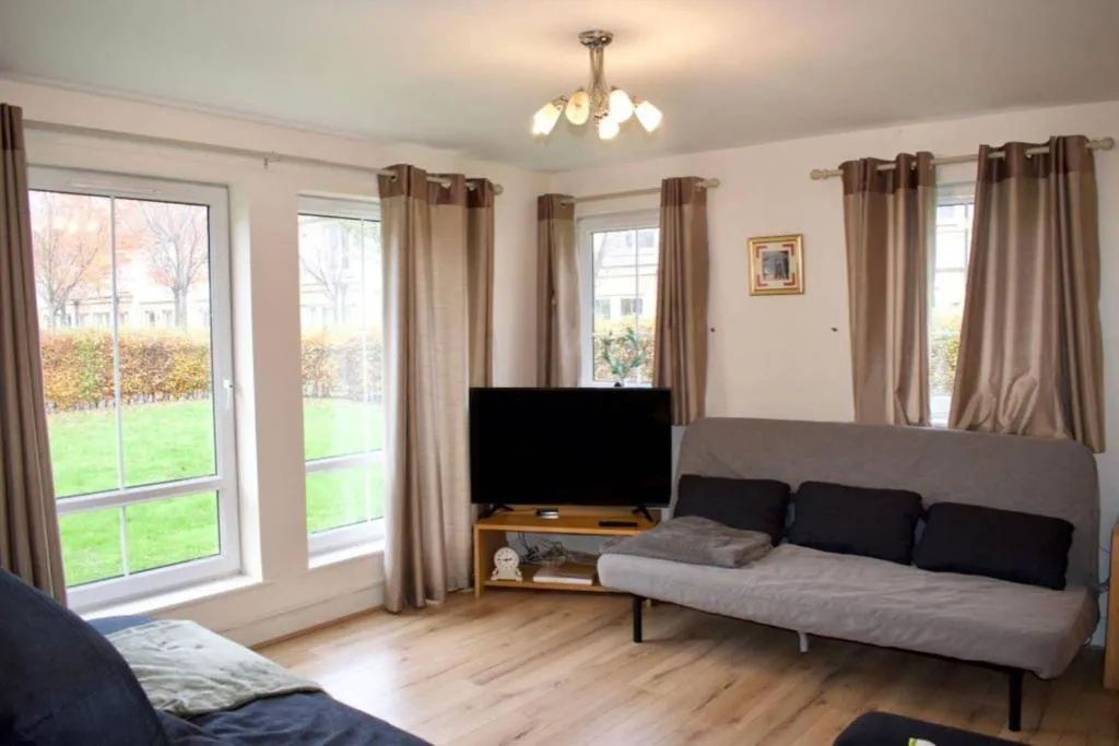 Bright and Spacious Apartment Near City Centre, Edinburgh, United Kingdom