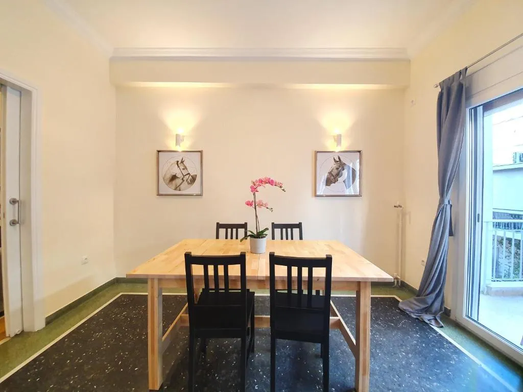 Welcoming 2 Bedrooms Apartment w/TV, 10' to Athens City Center, Atena, Grecia