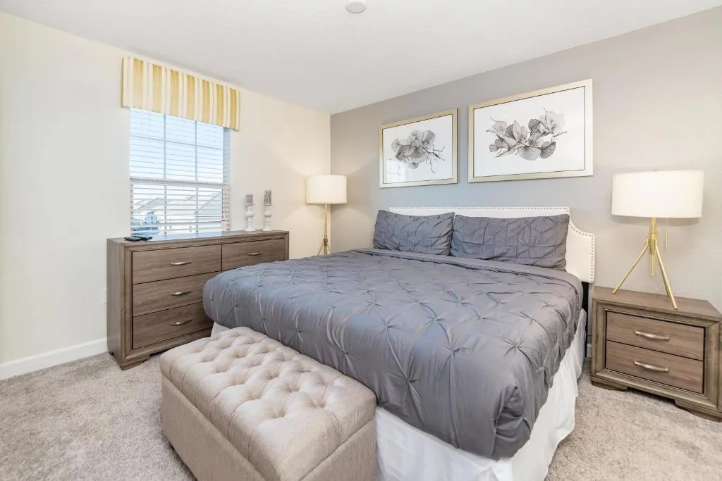 Gorgeous 6-bedrooms 6-bathrooms home, Davenport, United States