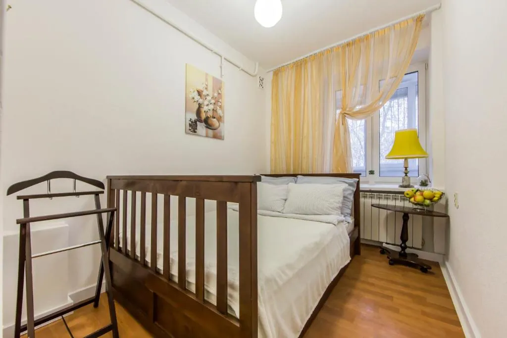 Sunny 2-rooms apartment for 2-6 people on Pechersk near Kiev-Pechersk Lavra, central metro station, restaurants, supermarkets, Kiev, Ucraina