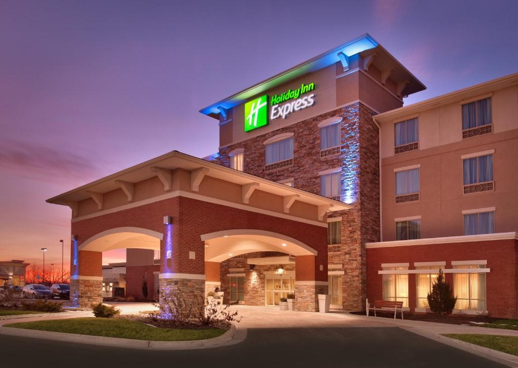 Holiday Inn Express & Suites Overland Park, an IHG Hotel