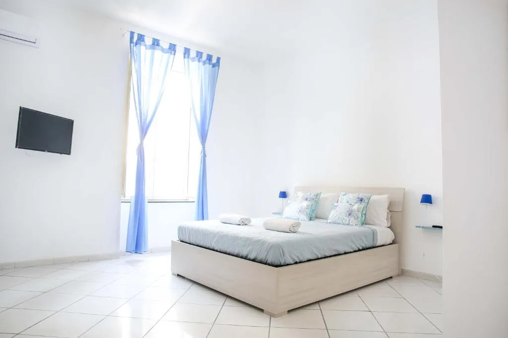 Large & Central Apartment Behind The Cathedral, Napoli, Italia