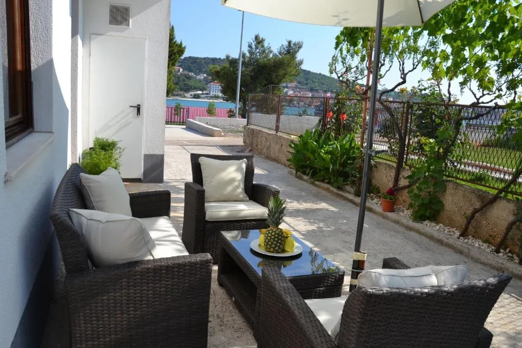 Apartments Marin1 - near pebble beach, Trogir, Croaţia