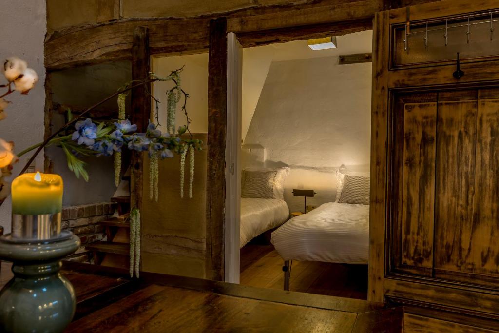 Aan de Holle Weg. Zeer landelijk gelegen verbouwde stal tot woning