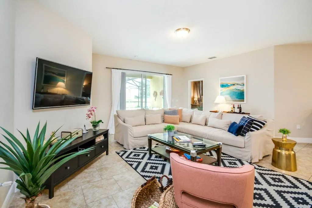 Mouse Mountain Mobile Home Resort Villa Sleeps 10 with Pool Air Con and WiFi, Davenport, United States