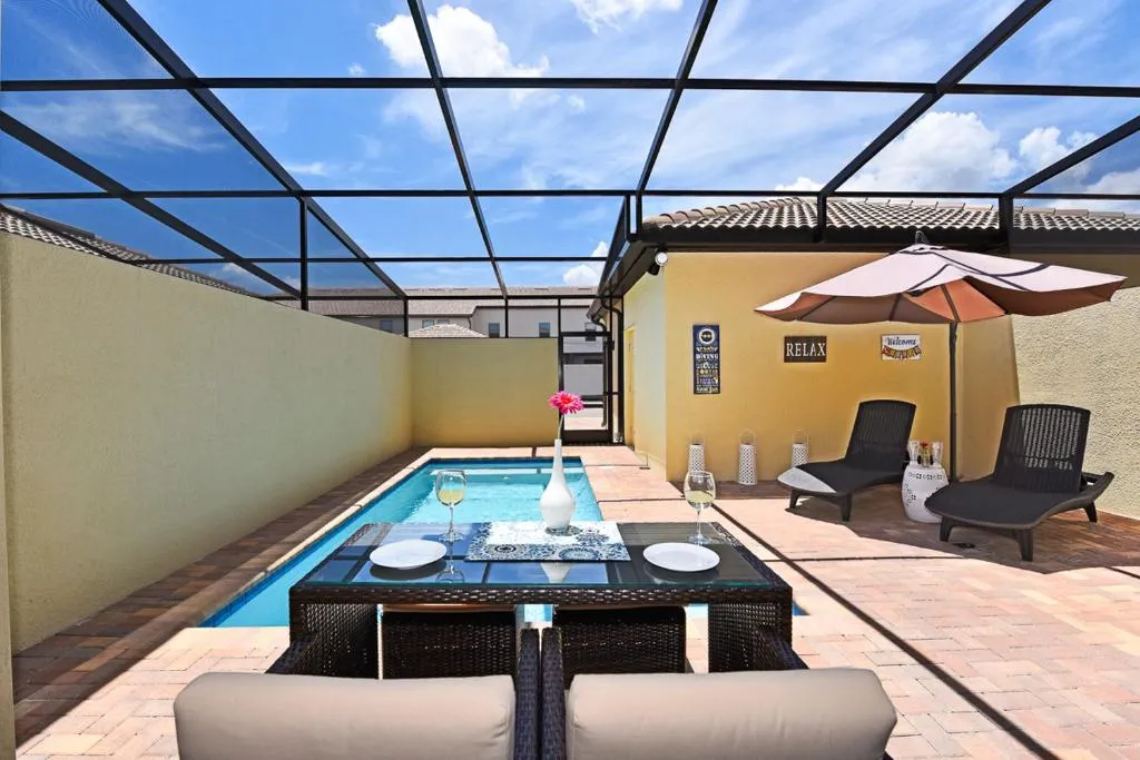 Four Corners Town House Sleeps 8 with Pool Air Con and WiFi, Kissimmee, Statele Unite ale Americii