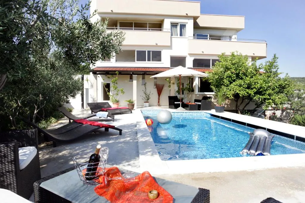 Okrug Gornji / Liveli Town House Sleeps 12 with Pool Air Con and WiFi, Trogir, Croaţia
