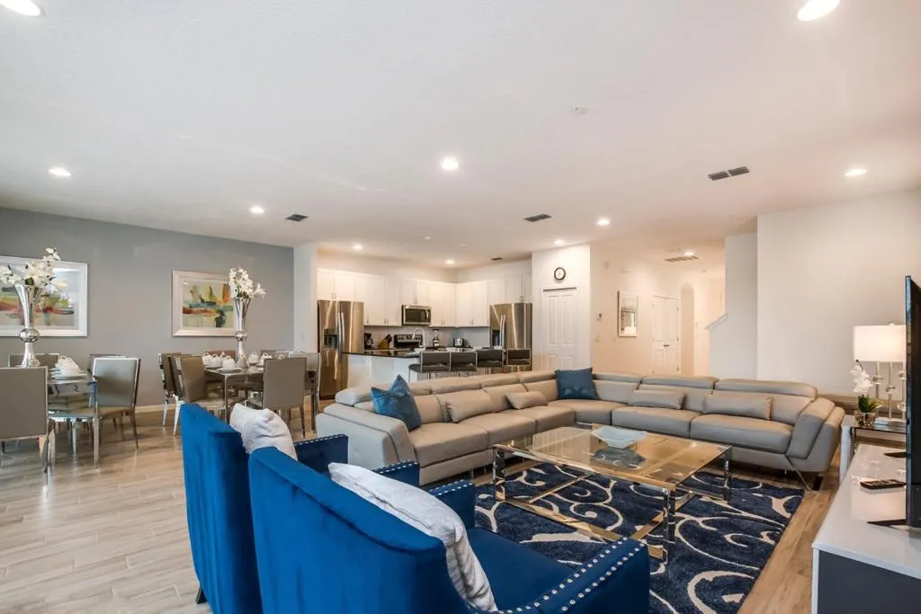 Kings Manor Mobile Home Park Villa Sleeps 20 with Pool Air Con and WiFi, Kissimmee, Statele Unite ale Americii